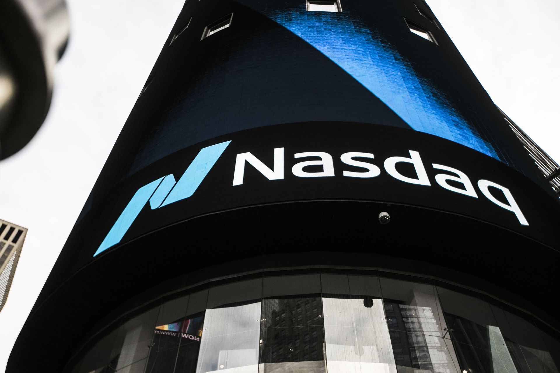 Информационная панель биржи NASDAQ на первых этажах небоскрёба Конде-Наст-билдинг на Таймс-сквер в Нью-Йорке Информационная панель биржи NASDAQ на первых этажах небоскрёба Конде-Наст-билдинг на Таймс-сквер в Нью-Йорке - РИА Новости, 1920, 19.11.2020