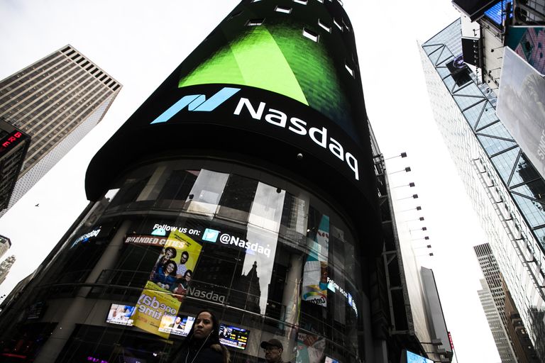 Информационная панель биржи NASDAQ на первых этажах небоскрёба Конде-Наст-билдинг на Таймс-сквер в Нью-Йорке Информационная панель биржи NASDAQ на первых этажах небоскрёба Конде-Наст-билдинг на Таймс-сквер в Нью-Йорке