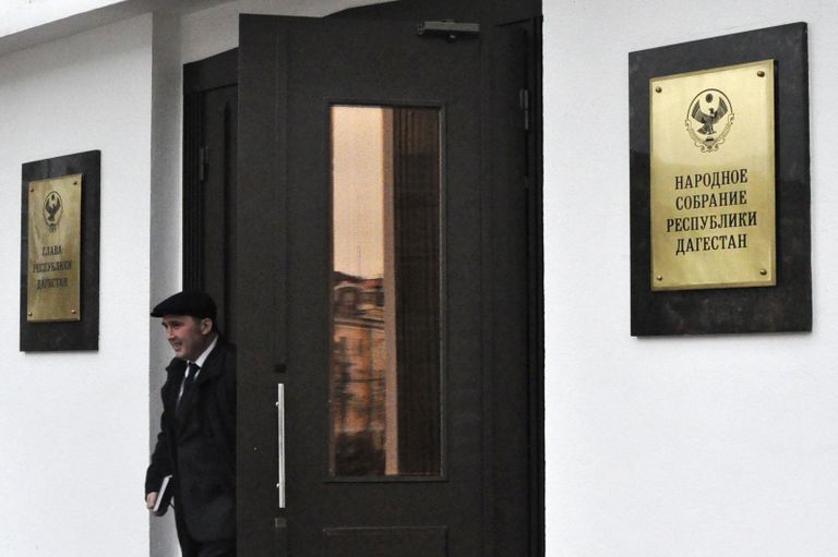 Мужчина у входа в Дом правительства в Махачкале