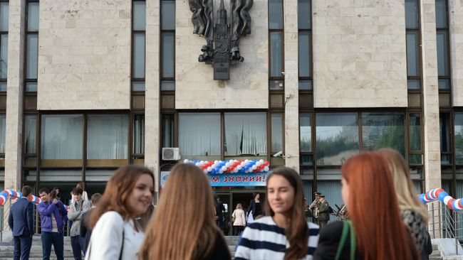 Студенты у здания Московского государственного института международных отношений (МГИМО) Студенты у здания Московского государственного института международных отношений (МГИМО)