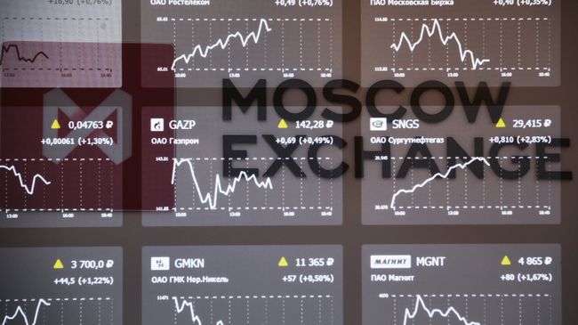Котировки фондового рынка на экране в здании Московской биржи. Архивное фото Котировки фондового рынка на экране в здании Московской биржи. Архивное фото