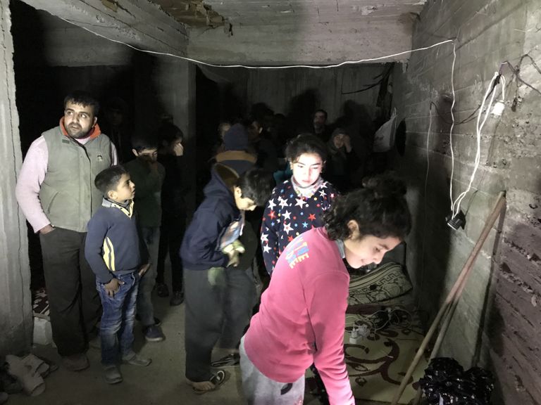 Жители города Джендерес в кантоне Африн живут в подвалах домов, укрываясь от бомбардировок турецких ВС Жители города Джендерес в кантоне Африн живут в подвалах домов, укрываясь от бомбардировок турецких ВС