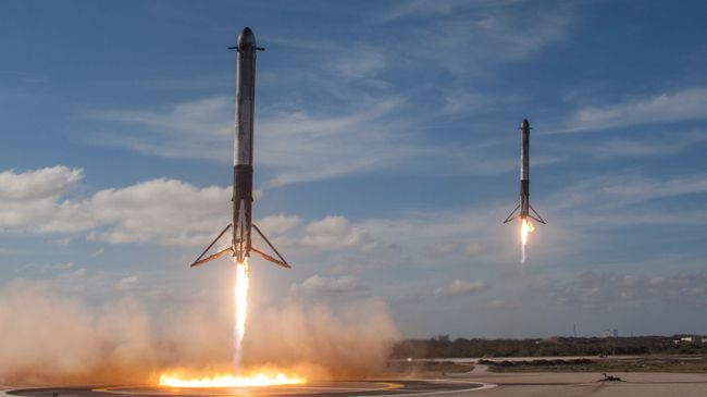 Посадка двух боковых сегментов ракеты-носителя Falcon Heavy американской компании SpaceX с мыса Канаверал в штате Флорида