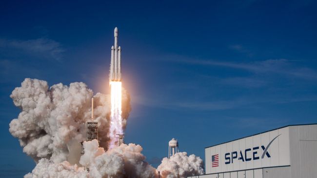 Первый запуск ракеты-носителя Falcon Heavy американской компании SpaceX с мыса Канаверал в штате Флорида Первый запуск ракеты-носителя Falcon Heavy американской компании SpaceX с мыса Канаверал в штате Флорида