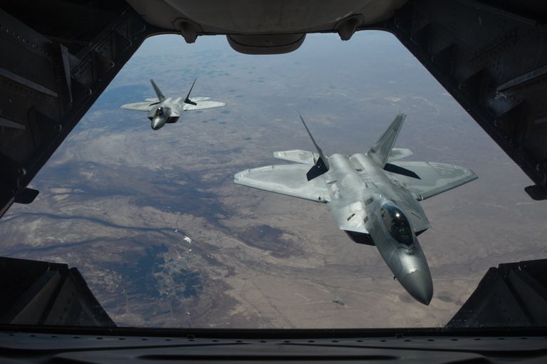 Американские истребители F-22 Raptor над территорией Сирии. Февраль 2018