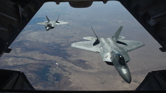 Американские истребители F-22 Raptor над территорией Сирии. Архивное фото Американские истребители F-22 Raptor над территорией Сирии. Архивное фото