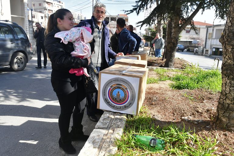 Раздача гуманитарной помощи для сирийских беженцев в греко-католической церкви в Ливане