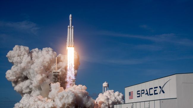 Cтарт ракеты-носителя Falcon Heavy с космодрома на мысе Канаверал Cтарт ракеты-носителя Falcon Heavy с космодрома на мысе Канаверал