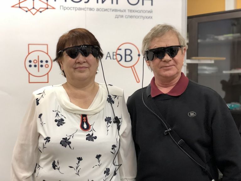 Антонина Захарченко и Григорий Ульянов во время тестирования бионической сетчатки в Научно-клиническом центре оториноларингологии ФМБА России.