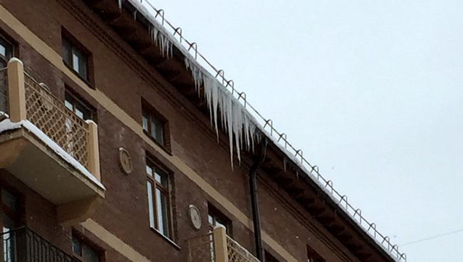Неубранная наледь на карнизе крыши дома в ЖК «Город Набережных»