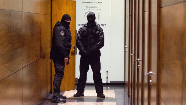 Сотрудники правоохранительных органов в здании редакции газеты Вести в Киеве Сотрудники правоохранительных органов в здании редакции газеты Вести в Киеве