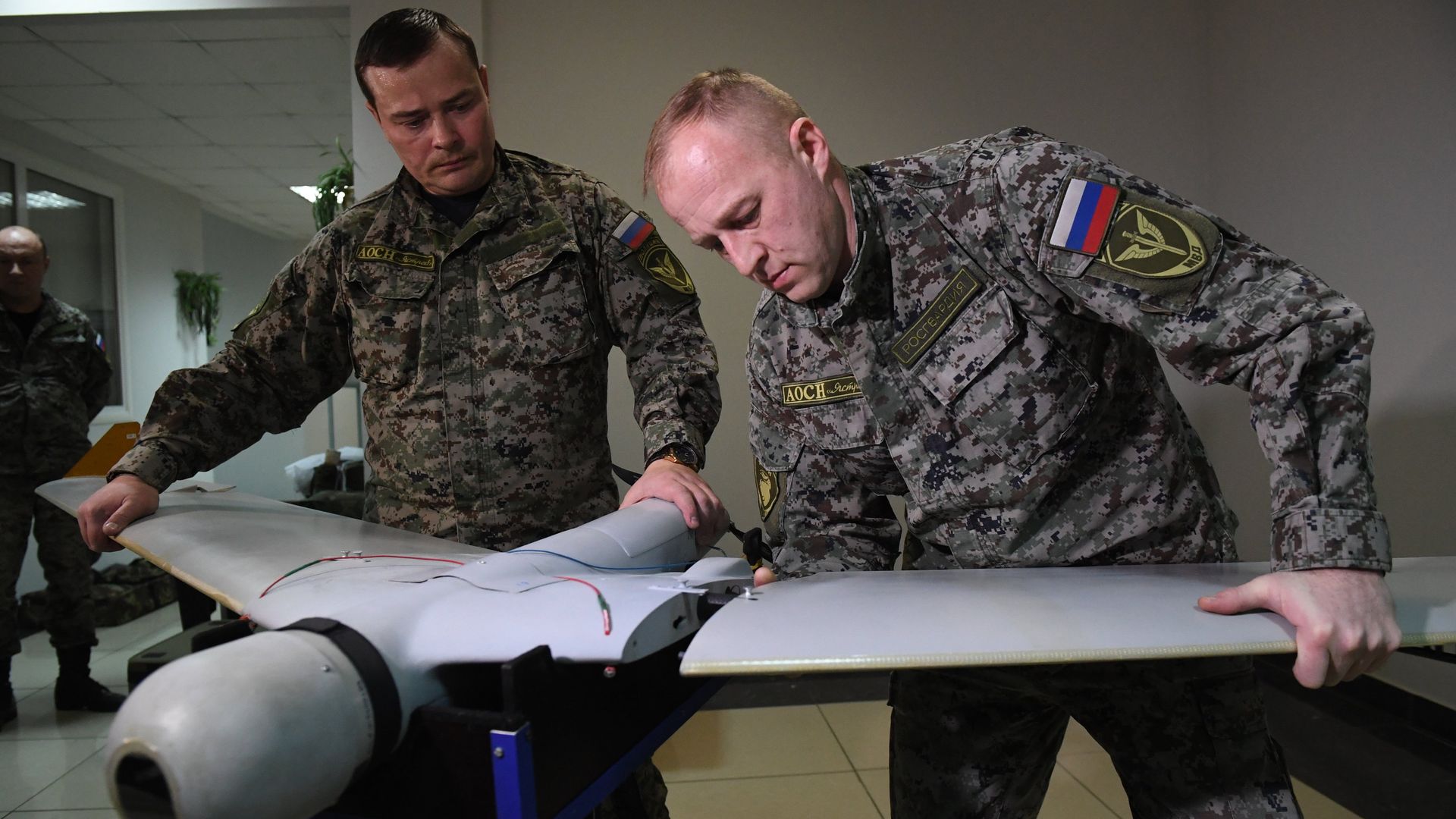 Сотрудники авиационного отряда специального назначения Ястреб Росгвардии демонстрируют беспилотный самолет ZALA 421-16E Сотрудники авиационного отряда специального назначения Ястреб Росгвардии демонстрируют беспилотный самолет ZALA 421-16E - РИА Новости, 1920, 27.04.2022