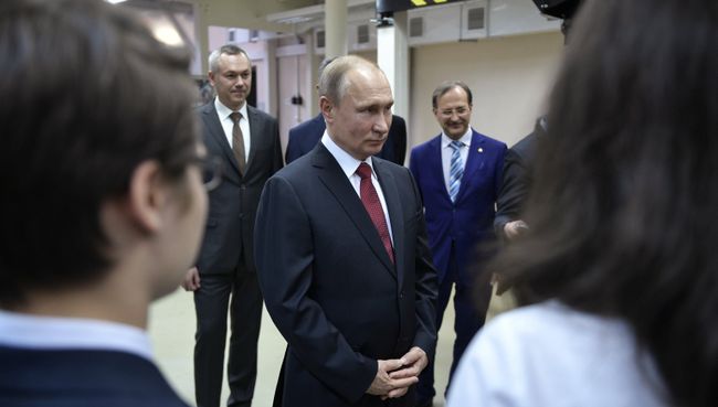 Президент РФ Владимир Путин во время встречи со студентами в Институте ядерной физики имени Г. И. Будкера в Новосибирске. 8 февраля 2018 Президент РФ Владимир Путин во время встречи со студентами в Институте ядерной физики имени Г. И. Будкера в Новосибирске. 8 февраля 2018