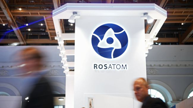 Посетители у стенда государственной корпорации по атомной энергии Росатом. Архивное фото Посетители у стенда государственной корпорации по атомной энергии Росатом. Архивное фото