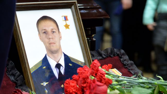 Портрет погибшего в Сирии летчика Романа Филипова. Архивное фото Портрет погибшего в Сирии летчика Романа Филипова. Архивное фото