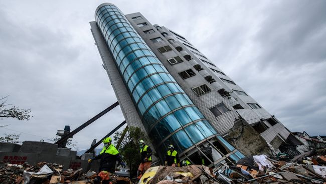 Спасатели на месте землетрясения в уезде Хуалянь на Тайване. 8 февраля 2018 года Спасатели на месте землетрясения в уезде Хуалянь на Тайване. 8 февраля 2018 года