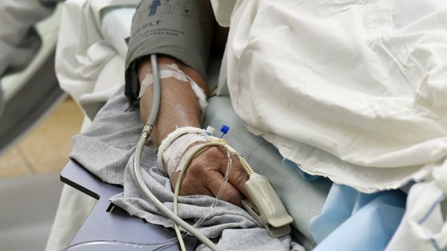 Пациент во время операции на сердце. Архивное фото Пациент во время операции на сердце. Архивное фото