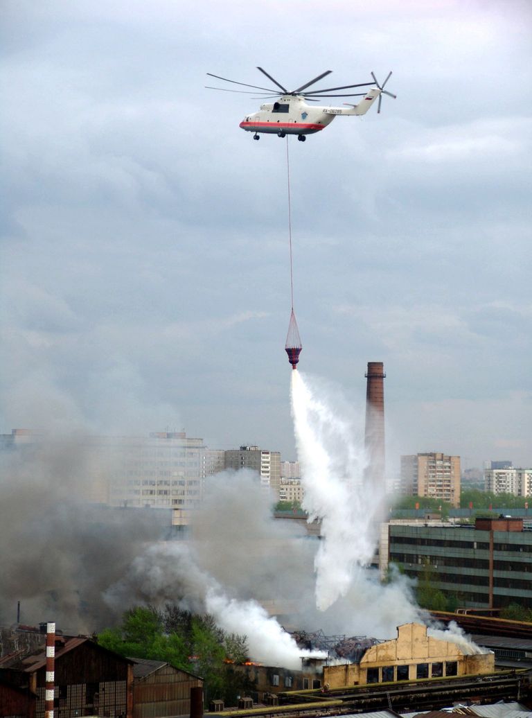 Пожарный вертолет сбрасывает воду на очаг возгорания, возникший на Московском металлургическом заводе Серп и Молот. 7 мая 2005 года Пожарный вертолет сбрасывает воду на очаг возгорания, возникший на Московском металлургическом заводе Серп и Молот. 7 мая 2005 года