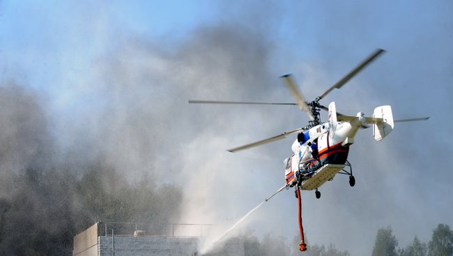 Вертолет Ка-32А во время тушения пожарной пушкой на межведомственных демонстрационных полевых учениях, которые прошли в рамках III Международного салона Комплексная безопасность-2010 Вертолет Ка-32А во время тушения пожарной пушкой на межведомственных демонстрационных полевых учениях, которые прошли в рамках III Международного салона Комплексная безопасность-2010