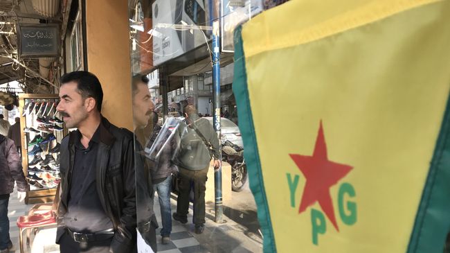 Флаг курдских сил самообороны (YPG) на центральной улице города Африн, Сирия Флаг курдских сил самообороны (YPG) на центральной улице города Африн, Сирия