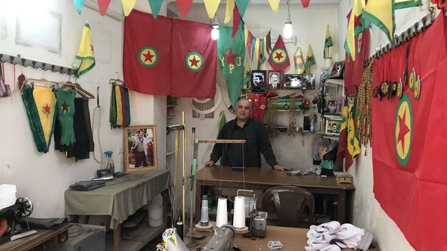 Флаги курдских сил самообороны YPG