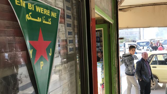 Флаг курдских сил самообороны (YPJ) на центральной улице города Африн, Сирия Флаг курдских сил самообороны (YPJ) на центральной улице города Африн, Сирия