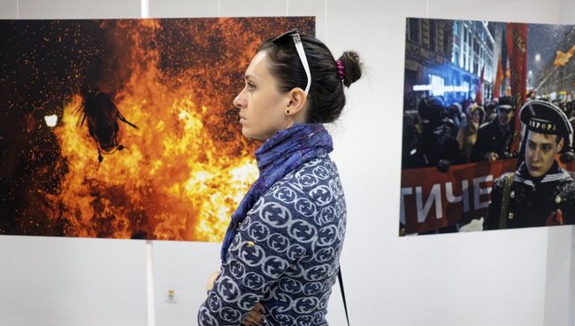 Посетительница на открытии выставки победителей Международного конкурса фотожурналистики имени Андрея Стенина в Краснодаре Посетительница на открытии выставки победителей Международного конкурса фотожурналистики имени Андрея Стенина в Краснодаре