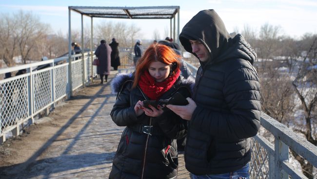 Жители ДНР пытаются поймать сигнал сети Vodafone Ukraine в Донецке. Архивное фото Жители ДНР пытаются поймать сигнал сети Vodafone Ukraine в Донецке. Архивное фото
