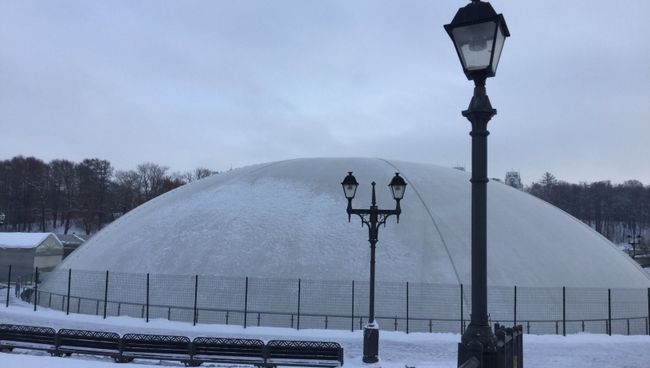 Ремонтируемый фонтан в парке Царицыно