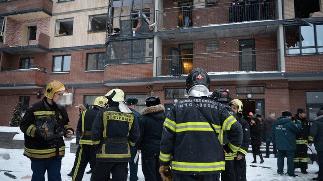 Сотрудники МЧС ликвидируют последствия взрыва газового баллона в жилом многоэтажном доме Сотрудники МЧС ликвидируют последствия взрыва газового баллона в жилом многоэтажном доме