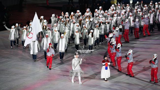 Российские спортсмены во время парада атлетов на церемонии открытия XXIII зимних Олимпийских игр в Пхенчхане Российские спортсмены во время парада атлетов на церемонии открытия XXIII зимних Олимпийских игр в Пхенчхане