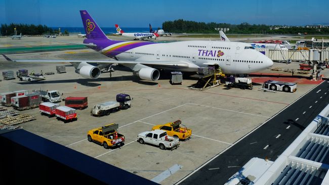 Самолет авиакомпании Thai Airlines в аэропорту острова Пхукет в Таиланде Самолет авиакомпании Thai Airlines в аэропорту острова Пхукет в Таиланде