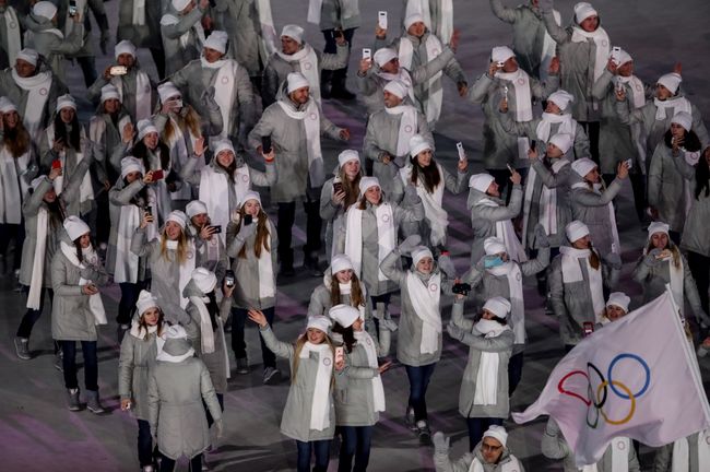 Атлеты из России на параде спортсменов на церемонии открытия зимних Игр-2018 в южнокорейском Пхенчхане под олимпийским флагом Атлеты из России на параде спортсменов на церемонии открытия зимних Игр-2018 в южнокорейском Пхенчхане под олимпийским флагом