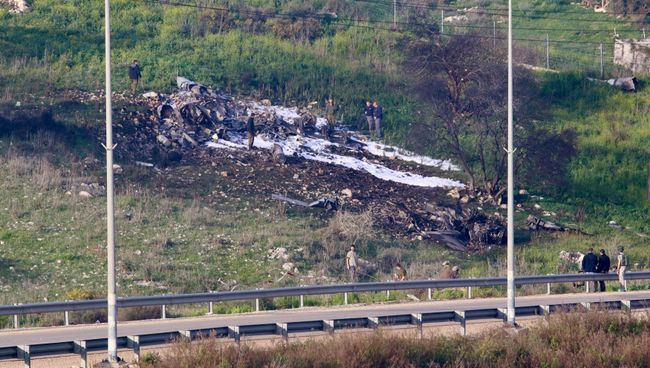 На месте крушения израильского истребителя F-16, участвовавшего в налете на Сирию. 10 февраля 2018 На месте крушения израильского истребителя F-16, участвовавшего в налете на Сирию. 10 февраля 2018