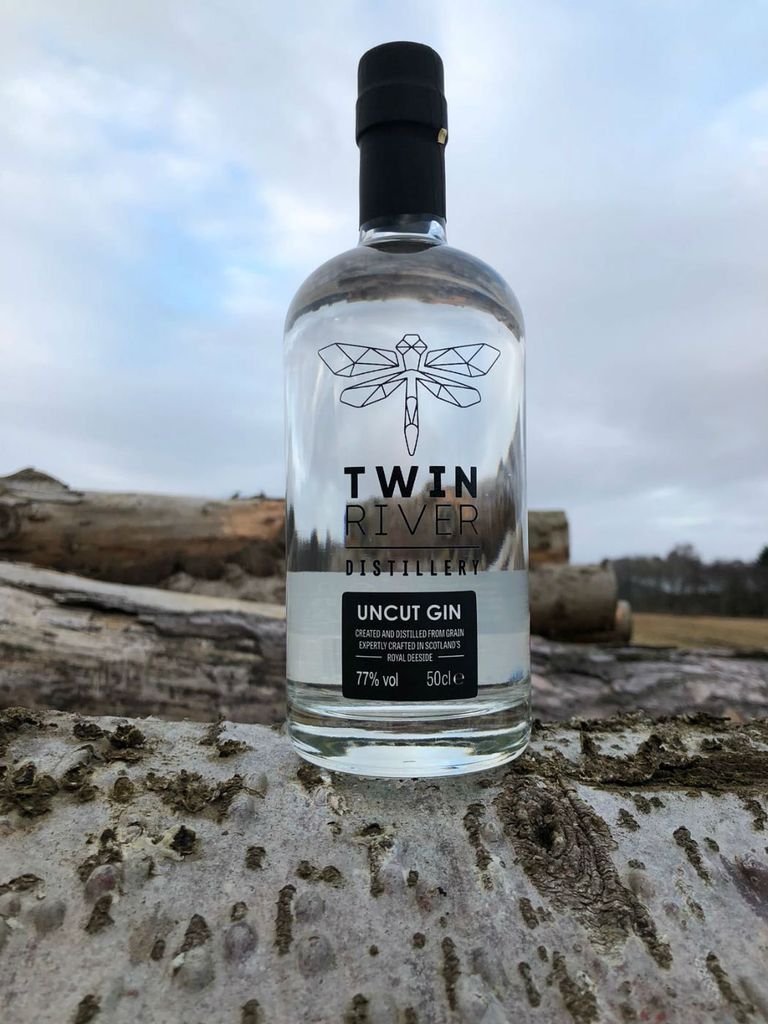 Бутылка джина Uncut завода Twin River Distillery Бутылка джина Uncut завода Twin River Distillery