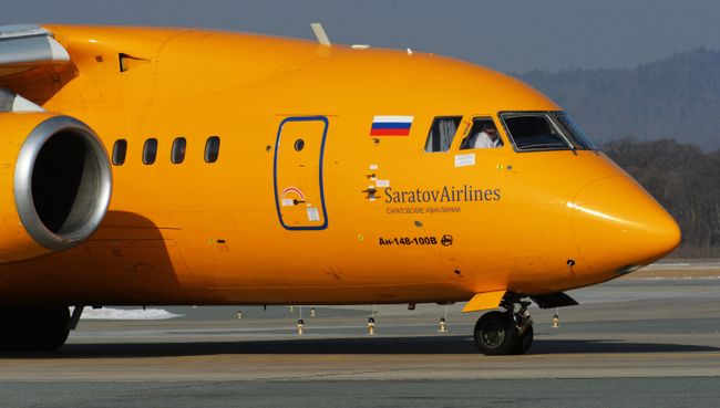 Самолет Ан-148-100В авиакомпании Саратовские авиалинии в аэропорту Владивостока