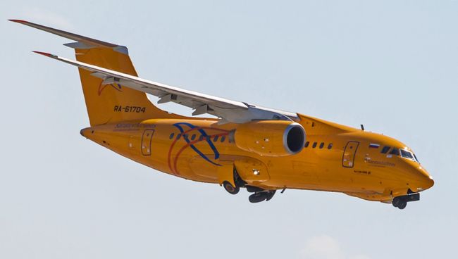Самолет Ан-148 Самарских авиалиний во время взлета в аэропорту Домодедово. Архивное фото Самолет Ан-148 Самарских авиалиний во время взлета в аэропорту Домодедово. Архивное фото