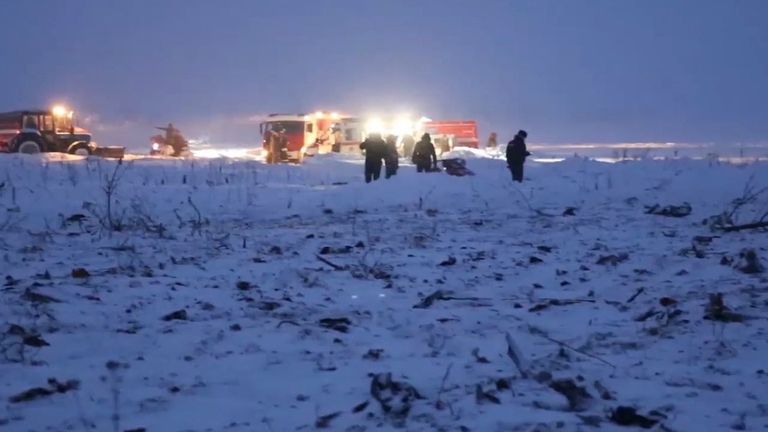 Сотрудники МЧС проводят поисковую операцию на месте крушения Ан-148