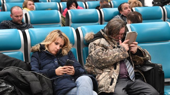 Пассажиры в аэропорту Домодедово. Архивное фото Пассажиры в аэропорту Домодедово. Архивное фото