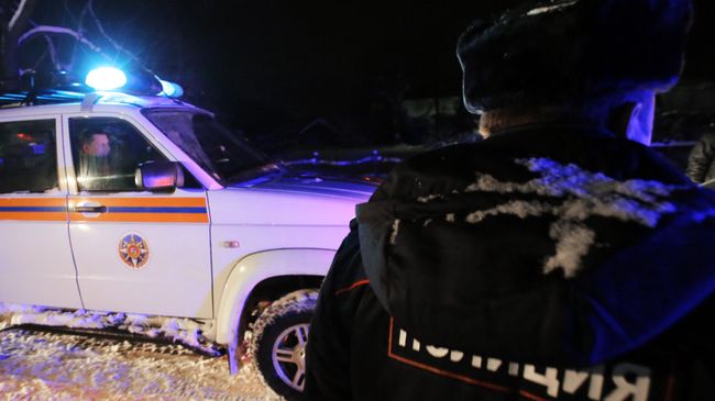 Сотрудники полиции и МЧС в Раменском районе Московской области, где самолет Ан-148 Саратовских авиалиний рейса 703 Москва-Орск потерпел крушение 11 февраля 2018 года Сотрудники полиции и МЧС в Раменском районе Московской области, где самолет Ан-148 Саратовских авиалиний рейса 703 Москва-Орск потерпел крушение 11 февраля 2018 года