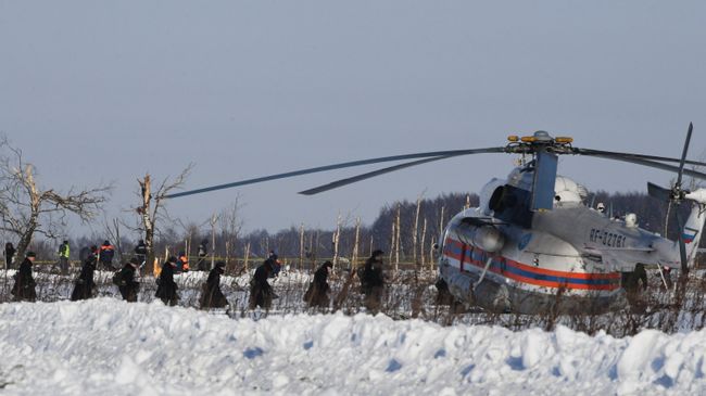 Сотрудники МЧС России и военнослужащие на месте крушения самолета Ан-148 Саратовских авиалиний рейса 703 Москва-Орск. 12 февраля 2018 Сотрудники МЧС России и военнослужащие на месте крушения самолета Ан-148 Саратовских авиалиний рейса 703 Москва-Орск. 12 февраля 2018