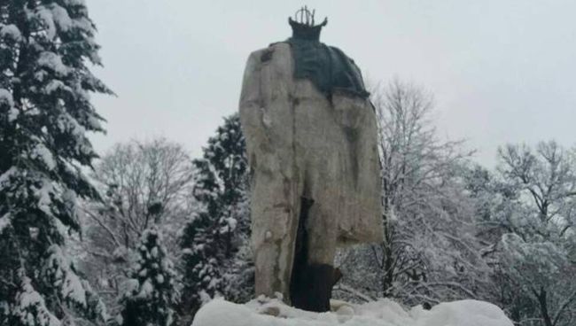 Памятник украинскому поэту Тарасу Шевченко во Львовской области, пострадавший от рук неизвестных. 12 февраля 2018 Памятник украинскому поэту Тарасу Шевченко во Львовской области, пострадавший от рук неизвестных. 12 февраля 2018