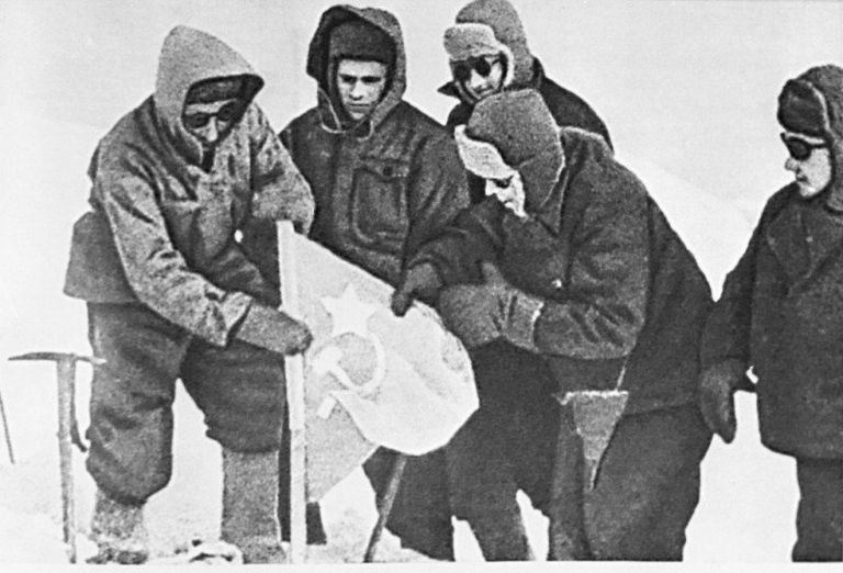 Установка советского флага на восточной вершине Эльбруса. Закавказский фронт, 17 февраля 1943 года