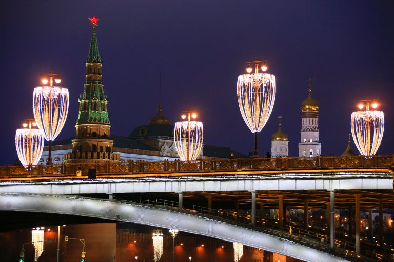 Новогодняя иллюминация на Большом Каменном мосту в Москве Новогодняя иллюминация на Большом Каменном мосту в Москве