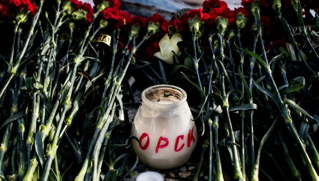 Цветы в память о жертвах крушения Ан-148 в Оренбурге Цветы в память о жертвах крушения Ан-148 в Оренбурге