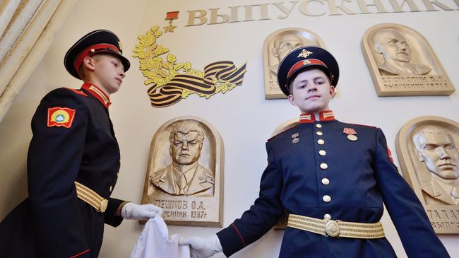 Открытие памятного барельефа Герою России Олегу Пешкову, погибшему в Сирии, на первом этаже главного корпуса Екатеринбургского суворовского училища. Архивное фото