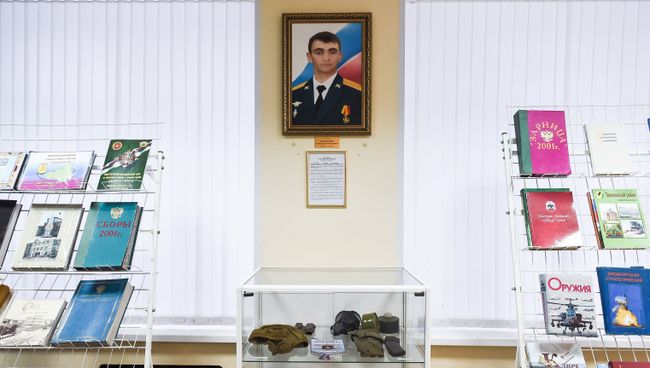 Портрет и стенд с личным снаряжением офицера спецназа, героя России Александра Прохоренко. Архивное фото