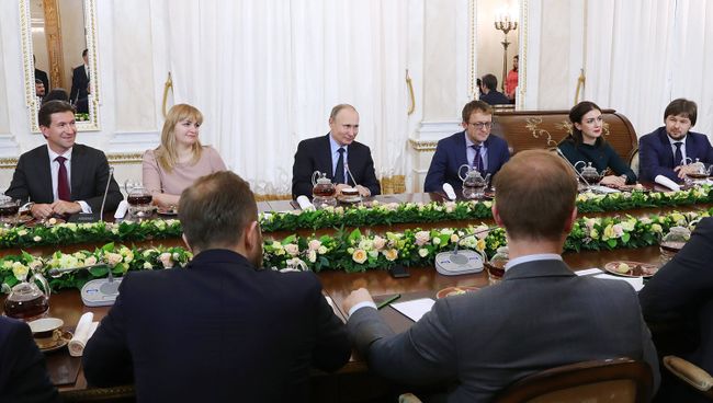 Президент РФ Владимир Путин во время встречи с финалистами Всероссийского конкурса управленцев Лидеры России. 12 февраля 2018 Президент РФ Владимир Путин во время встречи с финалистами Всероссийского конкурса управленцев Лидеры России. 12 февраля 2018