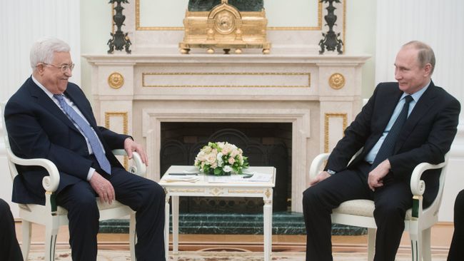 Президент РФ Владимир Путин и президент Палестины Махмуд Аббас