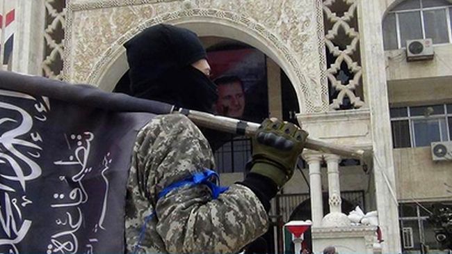 Боевик террористической группировки Джебхат ан-Нусра (организация запрещена в РФ). Архивное фото Боевик террористической группировки Джебхат ан-Нусра (организация запрещена в РФ). Архивное фото